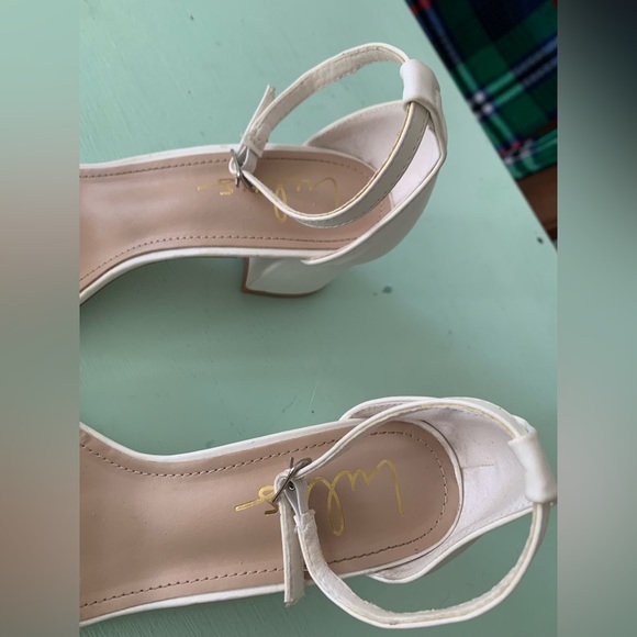 Lulu’s Pearl Wedding Sandals 🤍 - Picture 5 of 6